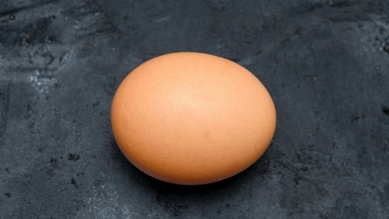 ചൂട് ചായയും കാപ്പിയും കുടിക്കുന്ന ശീലം കാൻസറിന് കാരണമാകുമെന്ന് പഠനങ്ങൾ തെളിയിച്ചിട്ടുണ്ട്. ഇതിലും ചൂട് തന്നെയാണ് പ്രശ്നം. ചൂടാക്കുമ്പോൾ മുട്ടയുടെ പോഷകമൂല്യം കുറയുന്നതിനൊപ്പം, കൊളസ്‌ട്രോൾ രോഗികൾക്ക് ഇവ കൂടുതൽ പ്രശ്നമുണ്ടാകുന്നു. (Image Credits: Pexels)