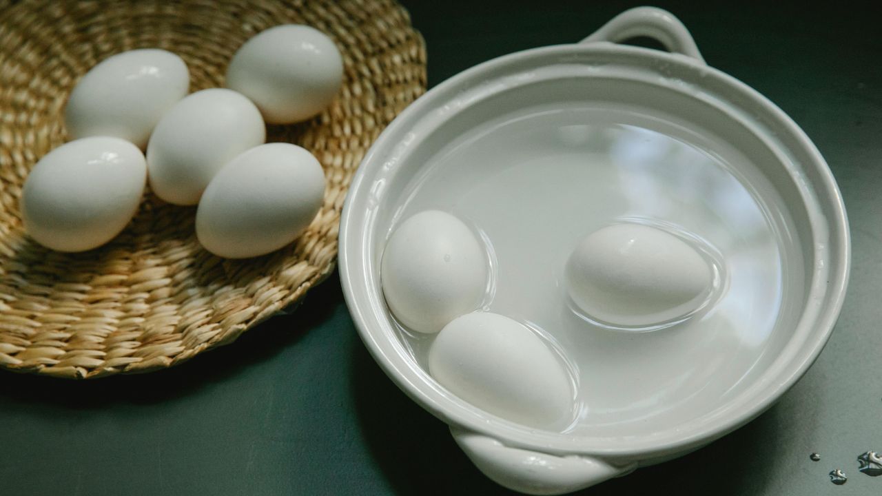 മിക്കവരുടെയും ഡയറ്റിന്റെ ഒരു പ്രധാന ഭാഗമാണ് മുട്ട. പുഴുങ്ങിയും, പൊരിച്ചുമെല്ലാം മുട്ട കഴിക്കാറുണ്ട്. ഇത് പോഷകങ്ങളുടെ കലവറയാണെങ്കിലും മുട്ട വേവിക്കുമ്പോൾ ചില കാര്യങ്ങൾ ശ്രദ്ധിക്കേണ്ടതുണ്ട്. (Image Credits: Pexels)