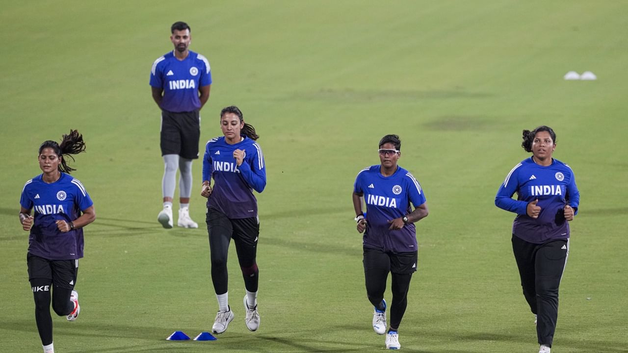 ഐസിസി വനിതാ ഏകദിന ലോകകപ്പ് നാളെ തുടങ്ങും. ആദ്യ മത്സരത്തില് ഇന്ത്യയും ശ്രീലങ്കയും ഏറ്റുമുട്ടും. 34 ദിവസം നീണ്ടു നില്ക്കുന്ന ടൂര്ണമെന്റില് 31 മത്സരങ്ങളുണ്ടാകും. ഒക്ടോബര് 26ന് നടക്കുന്ന ന്യൂസിലന്ഡും ഇംഗ്ലണ്ടും തമ്മിലുള്ള പോരാട്ടം ഒഴികെ മറ്റ് മത്സരങ്ങളെല്ലാം ഇന്ത്യന് സമയം ഉച്ചകഴിഞ്ഞ് വൈകിട്ട് മൂന്നിന് ആരംഭിക്കും (Image Credits: PTI)