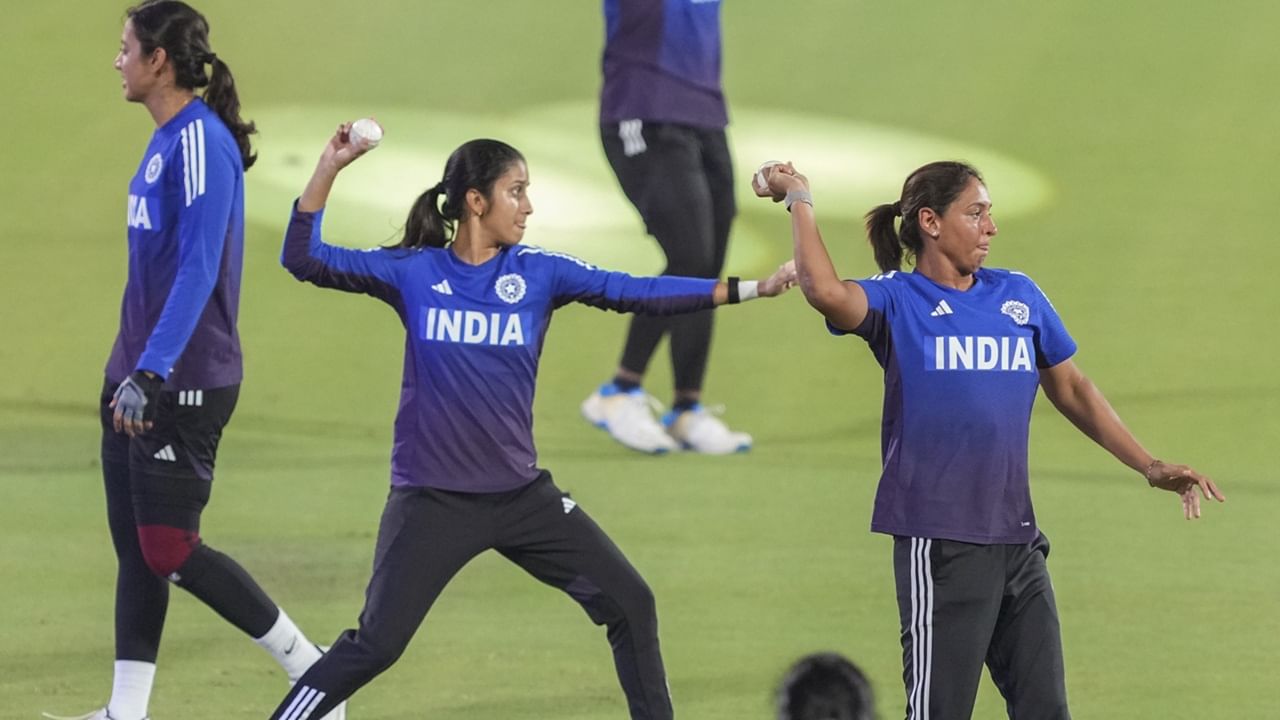 നവംബര് രണ്ടിനാണ് ഫൈനല് നടക്കുന്നത്. എട്ട് ടീമുകളാണ് പങ്കെടുക്കുന്നത്. ഇന്ത്യ, ശ്രീലങ്ക ടീമുകള്ക്ക് പുറമേ, ഓസ്ട്രേലിയ, ന്യൂസിലന്ഡ്, ഇംഗ്ലണ്ട്, ദക്ഷിണാഫ്രിക്ക, പാകിസ്ഥാന്, ബംഗ്ലാദേശ് ടീമുകളാണ് പങ്കെടുക്കുന്നത് (Image Credits: PTI)