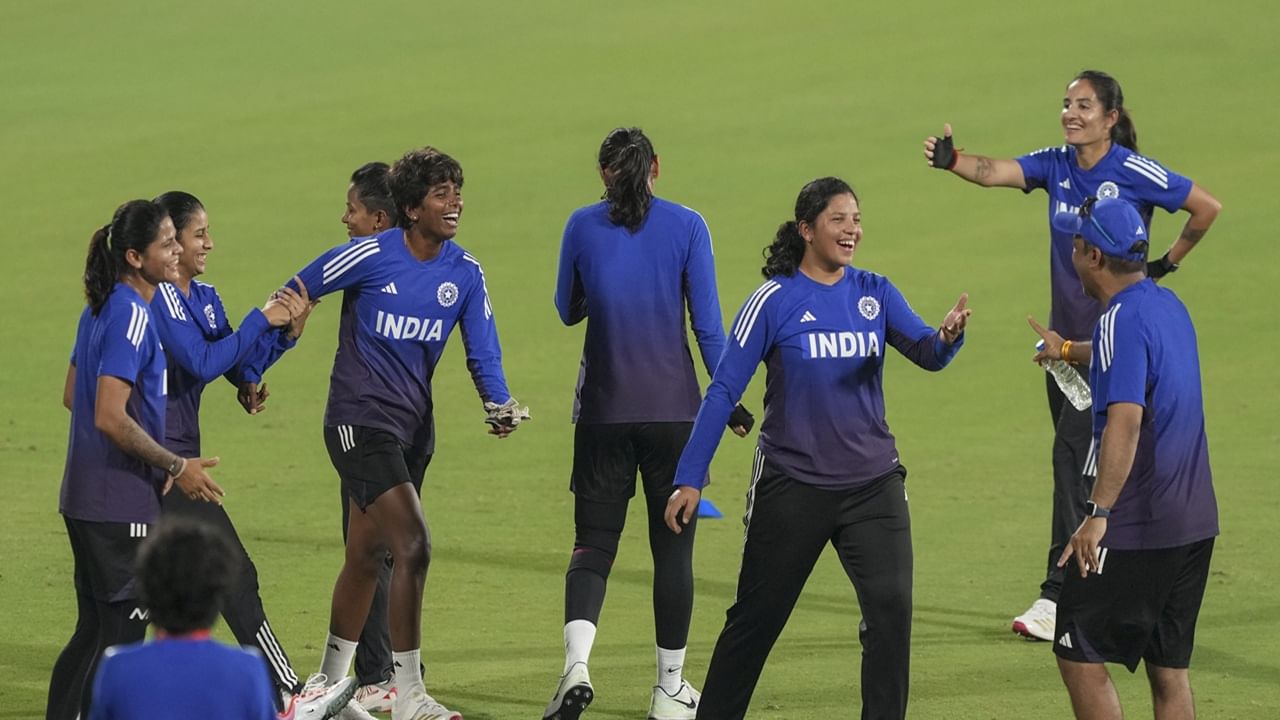 സ്റ്റാര് സ്പോര്ട്സ് നെറ്റ്വര്ക്ക് ചാനലുകളില് തത്സമയം സംപ്രേഷണം ചെയ്യും. ജിയോഹോട്ട്സ്റ്റാറിലും കാണാം. നാളെ നടക്കുന്ന ഇന്ത്യ-ശ്രീലങ്ക മത്സരം ഉച്ചകഴിഞ്ഞ് മൂന്നിന് ഗുവാഹത്തിയില് നടക്കും (Image Credits: PTI)