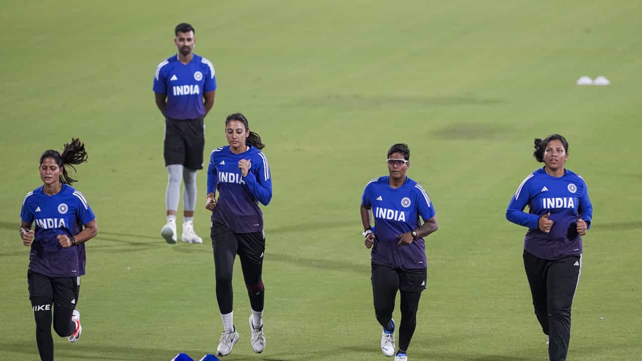 Women’s World Cup 2025: വനിതാ ഏകദിന ലോകകപ്പ്, ശ്രീലങ്കയ്ക്ക് ടോസ്, ഇന്ത്യ ആദ്യം ബാറ്റു ചെയ്യും