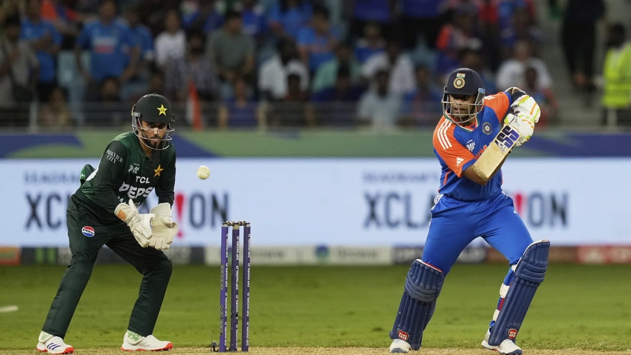 പാകിസ്ഥാന്‍ ക്രിക്കറ്റ് ബോര്‍ഡിന്റെ (പിസിബി) ചെയര്‍മാന്‍ കൂടിയാണ് നഖ്‌വി. ഏഷ്യാ കപ്പ് ജേതാക്കള്‍ക്ക് എസിസി പ്രസിഡന്റ് എന്ന നിലയില്‍ നഖ്‌വി ട്രോഫി കൈമാറാനാണ് സാധ്യത. പുറത്തുവരുന്ന റിപ്പോര്‍ട്ടുകള്‍ ശരിയാണെങ്കില്‍, ഇന്ത്യ ജേതാക്കളായാല്‍ നഖ്‌വിയുടെ കയ്യില്‍ നിന്ന് ട്രോഫി സ്വീകരിക്കില്ല (Image Credits: PTI)