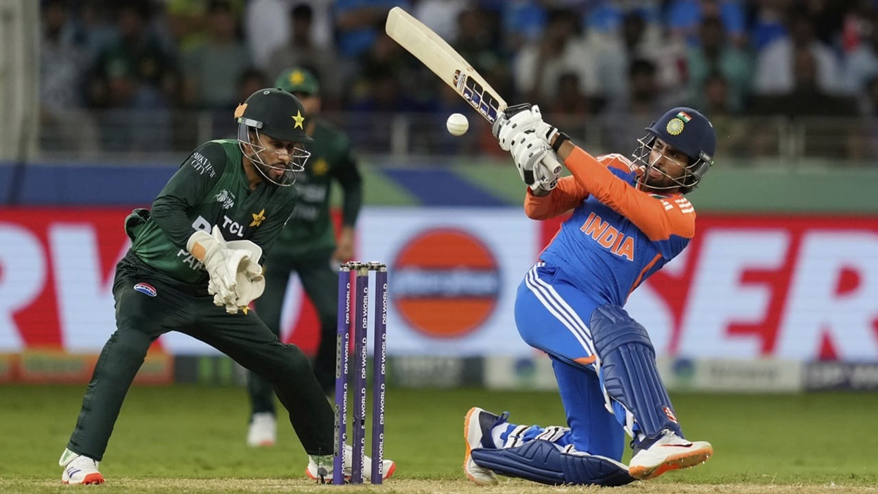 വാര്‍ത്താ ഏജന്‍സിയായ പിടിഐ ഇക്കാര്യം റിപ്പോര്‍ട്ട് ചെയ്തിട്ടുണ്ട്. അതേസമയം, ടൂര്‍ണമെന്റ് ബഹിഷ്‌കരിക്കുമെന്ന് പാക് ടീം ഭീഷണി മുഴക്കിയതായും റിപ്പോര്‍ട്ടുണ്ട്. മാച്ച് റഫറി ആന്‍ഡി പൈക്രോഫ്റ്റിനെതിരെ നടപടി സ്വീകരിച്ചില്ലെങ്കില്‍ ബഹിഷ്‌കരിക്കുമെന്നാണ് ഭീഷണി (Image Credits: PTI)