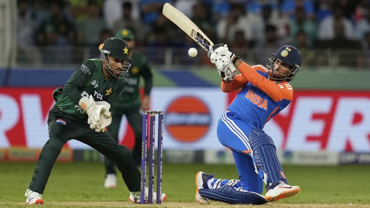 വാര്‍ത്താ ഏജന്‍സിയായ പിടിഐ ഇക്കാര്യം റിപ്പോര്‍ട്ട് ചെയ്തിട്ടുണ്ട്. അതേസമയം, ടൂര്‍ണമെന്റ് ബഹിഷ്‌കരിക്കുമെന്ന് പാക് ടീം ഭീഷണി മുഴക്കിയതായും റിപ്പോര്‍ട്ടുണ്ട്. മാച്ച് റഫറി ആന്‍ഡി പൈക്രോഫ്റ്റിനെതിരെ നടപടി സ്വീകരിച്ചില്ലെങ്കില്‍ ബഹിഷ്‌കരിക്കുമെന്നാണ് ഭീഷണി (Image Credits: PTI)