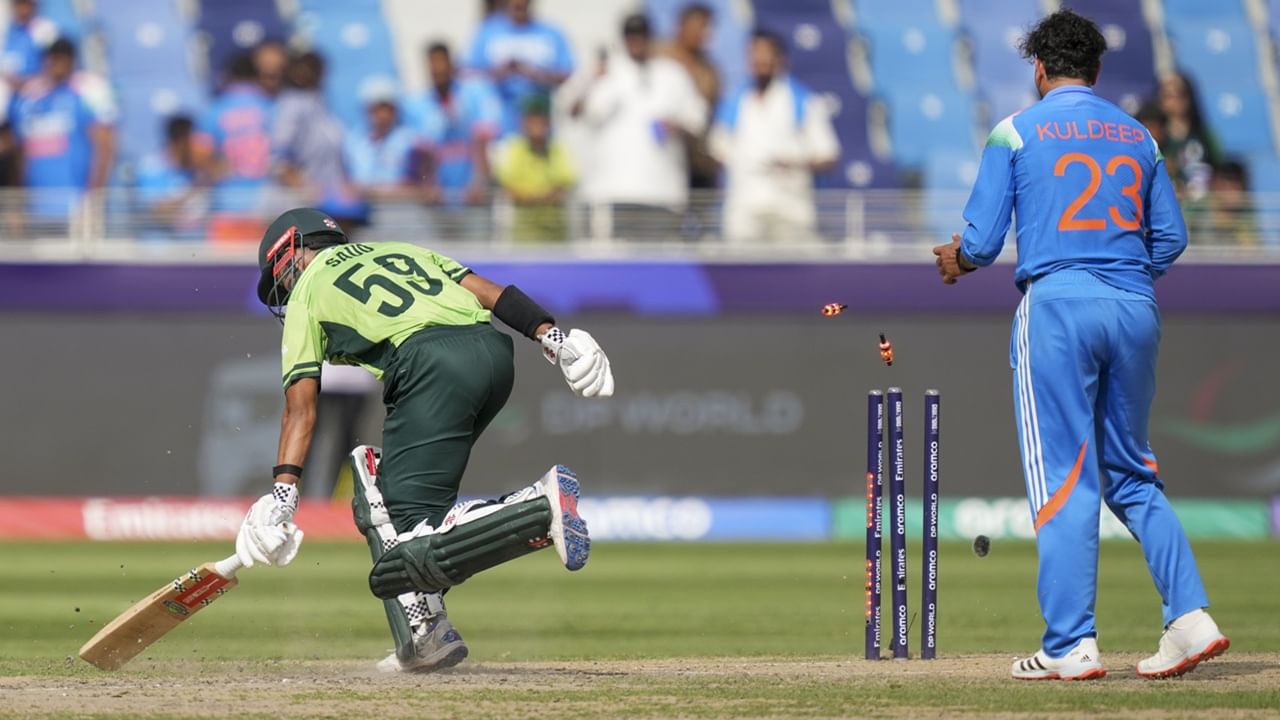 അതേസമയം, മത്സരത്തില്‍ നിന്ന് ഇന്ത്യ വിട്ടുനില്‍ക്കണമെന്ന ആവശ്യവും ഉയരുന്നുണ്ട്. ഉദ്ധവ് താക്കറെയുടെ ശിവസേന(യുബിടി)യാണ് ഈ ആവശ്യം ഉന്നയിച്ചത്. മത്സരദിവസം പ്രതിഷേധങ്ങള്‍ സംഘടിപ്പിക്കാന്‍ താക്കറെ പാര്‍ട്ടി പ്രവര്‍ത്തകരോട് ആഹ്വാനം ചെയ്തു. ബിസിസിഐ ദേശവിരുദ്ധത ചെയ്യുന്നുവെന്നായിരുന്നു ആദിത്യ താക്കറെയുടെ വിമര്‍ശനം (Image Credits: PTI)