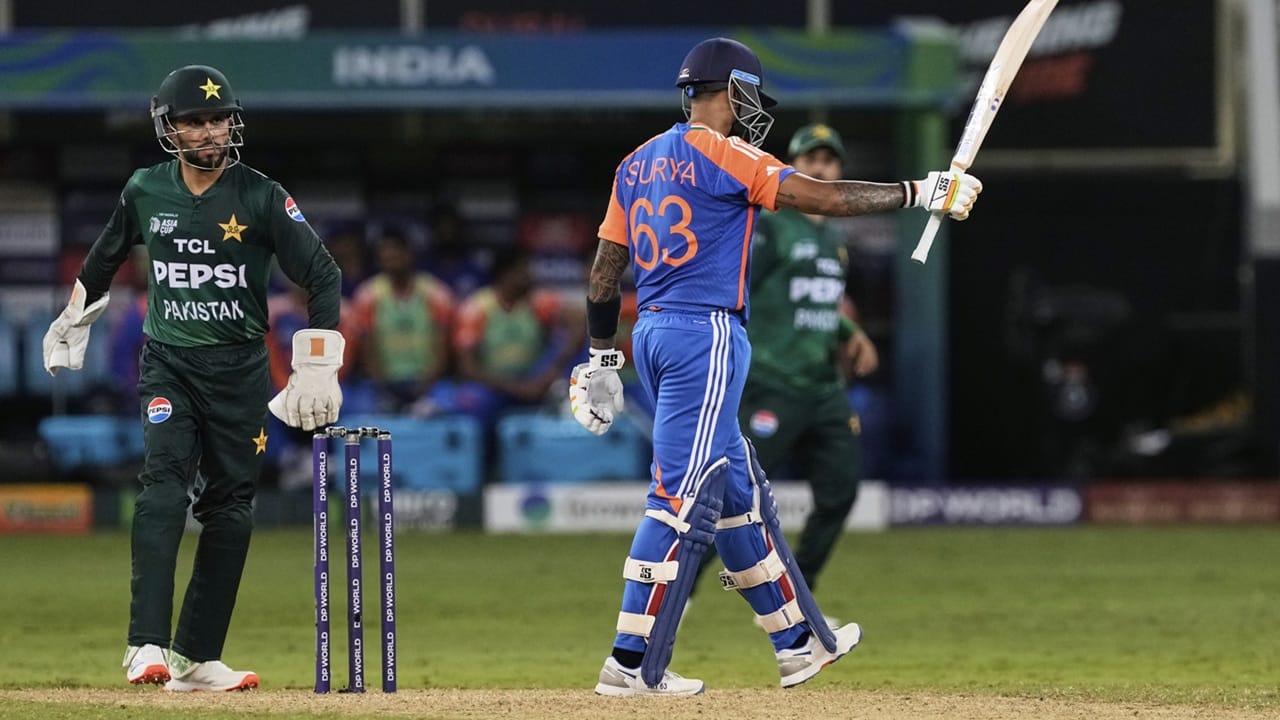 ഏഷ്യാ കപ്പിലെ മാച്ച് റഫറി സ്ഥാനത്തുനിന്ന് പൈക്രോഫ്റ്റിനെ മാറ്റണമെന്ന് ആവശ്യപ്പെട്ട് പിസിബി ഐസിസിക്ക് പരാതി നല്‍കിയിരുന്നു. ഇന്ത്യ-പാക് മത്സരത്തിന്റെ ടോസ് സമയത്ത് ഹസ്തദാനം ചെയ്യരുതെന്ന് പൈക്രോഫ്റ്റ് ക്യാപ്റ്റന്‍മാരോട് ആവശ്യപ്പെട്ടെന്നാണ് പിസിബിയുടെ ആരോപണം (Image Credits: PTI)