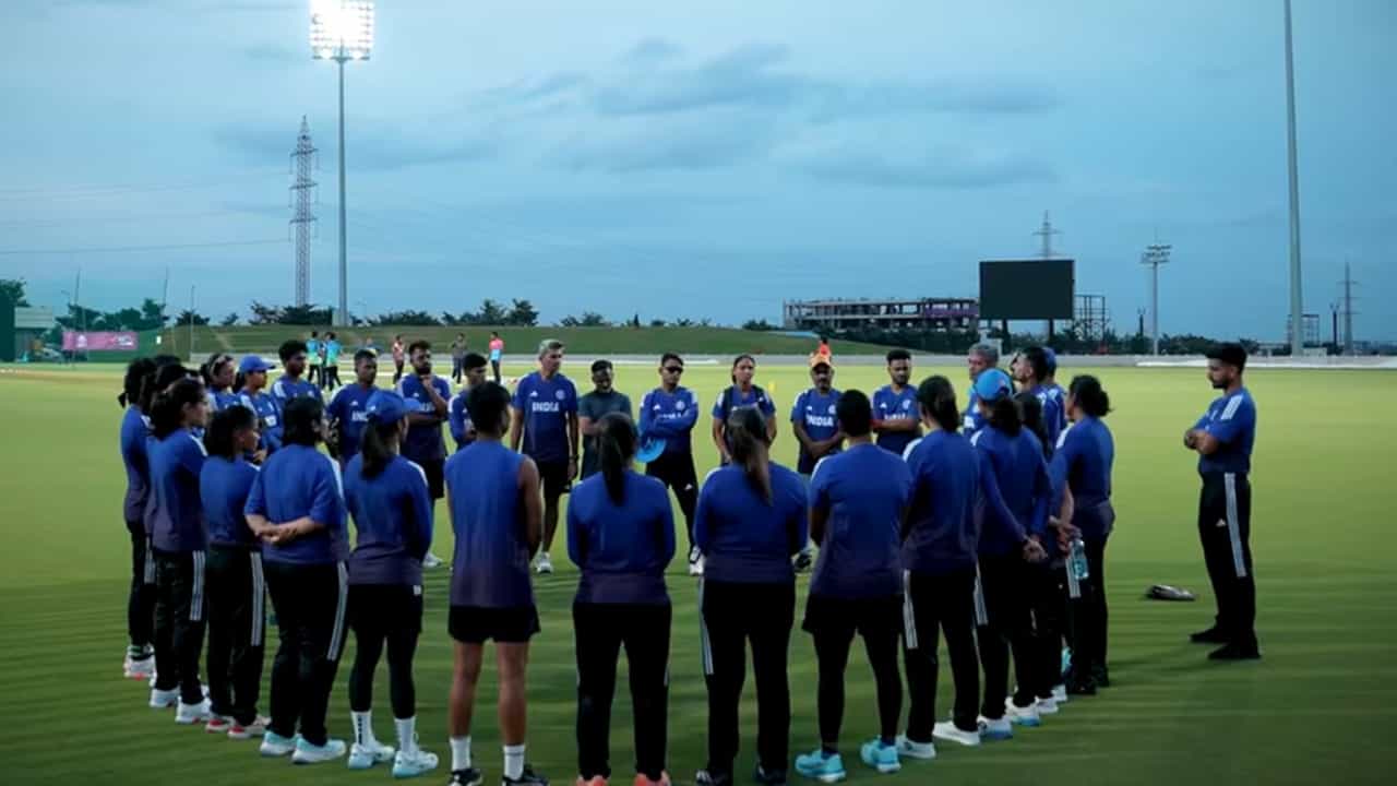 IND W vs NZ W: ചരണിക്ക് മൂന്ന് വിക്കറ്റ്, വനിതാ ലോകകപ്പ് സന്നാഹ മത്സരത്തില് ന്യൂസിലന്ഡിനെ 232ന് വീഴ്ത്തി ഇന്ത്യ IND W vs NZ W: ചരണിക്ക് മൂന്ന് വിക്കറ്റ്, വനിതാ ലോകകപ്പ് സന്നാഹ മത്സരത്തില് ന്യൂസിലന്ഡിനെ 232ന് വീഴ്ത്തി ഇന്ത്യ