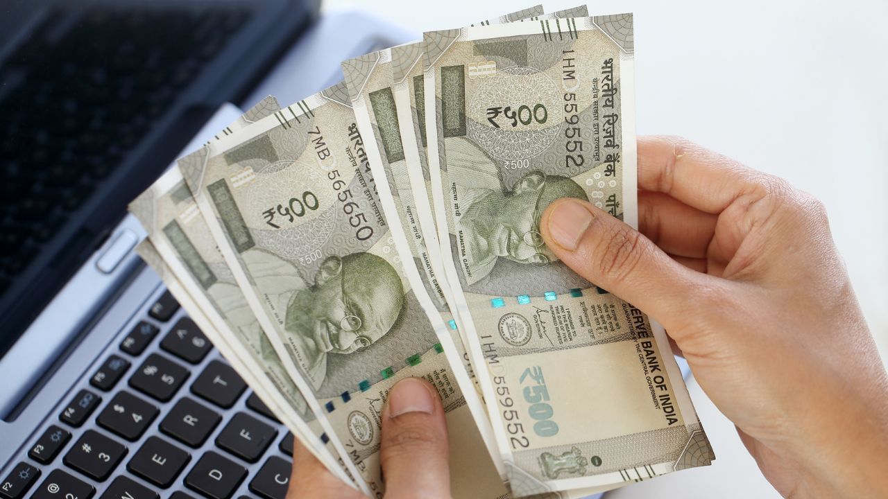 ഇന്ത്യയും അമേരിക്കയും തമ്മിലുള്ള താരിഫ് പ്രശ്‌നങ്ങളാണ് രൂപയെ ബാധിച്ചത്. ഡോളര്‍ ശക്തിയാര്‍ജിച്ചു, ഇന്ത്യന്‍ ഓഹരി വിപണിയില്‍ നിന്നുള്ള വിദേശ നിക്ഷേപത്തിന്റെ പുറത്തേക്കുള്ള ഒഴുക്ക്, എണ്ണവില ഉയര്‍ന്നത് തുടങ്ങിയ ഘടകങ്ങളും രൂപയുടെ മൂല്യത്തെ സ്വാധീനിച്ചു.