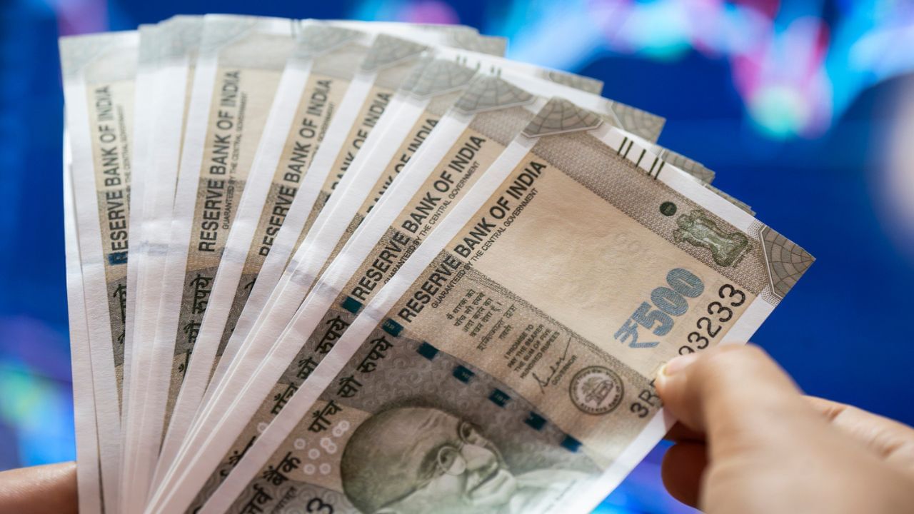 കഴിഞ്ഞ ദിവസം 1 പൈസയാണ് വീണ്ടും ഉയര്‍ന്നത്. ഈ അവസരത്തില്‍ നാട്ടിലേക്ക് പണമയച്ച് ആഘോഷിക്കുകയാണ് മലയാളി പ്രവാസികള്‍. രൂപയുടെ മൂല്യം തകര്‍ന്നതോടെ നാട്ടിലേക്ക് പണമയയ്ക്കുന്നവരുടെ എണ്ണം ക്രമാതീതമായി വര്‍ധിച്ചു.