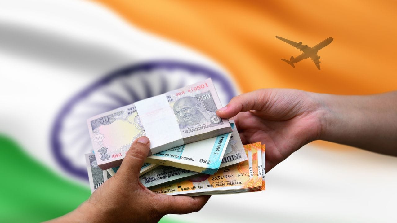 രൂപയുടെ മൂല്യം തകര്‍ന്നടിയുകയാണ്. എന്നാല്‍ രൂപയുടെ മൂല്യത്തകര്‍ച്ചയില്‍ നേട്ടമുണ്ടാക്കുന്നത് പ്രവാസികള്‍. ഓഗസ്റ്റ് 29നാണ് ചരിത്രത്തിലാദ്യമായി ദിര്‍ഹത്തിന് 24 രൂപ കടന്നത്. (Image Credits: Getty Images)