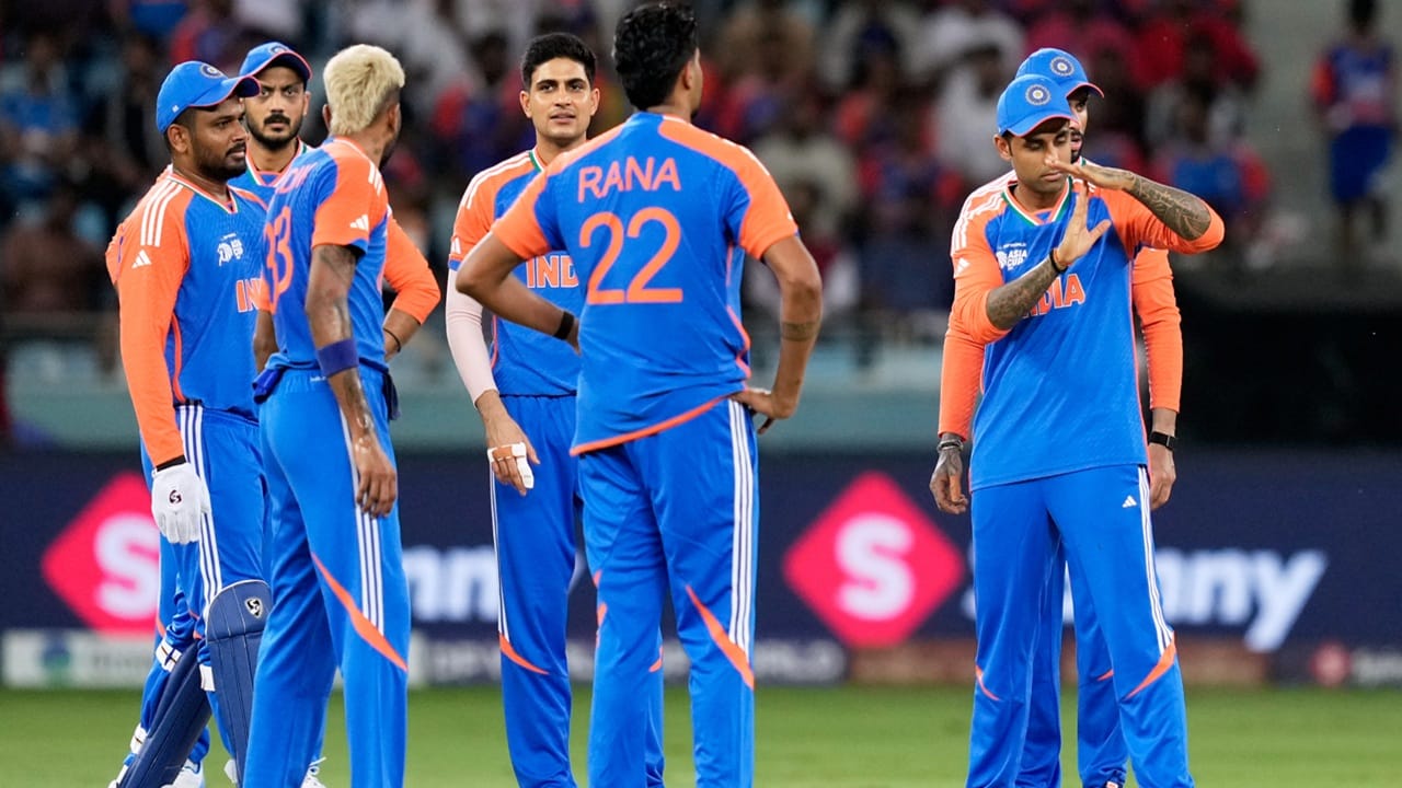 ശ്രീലങ്കയ്‌ക്കെതിരെ കളിക്കാതിരുന്ന ജസ്പ്രീത് ബുംറ തിരിച്ചെത്തും. ശിവം ദുബെയും തിരിച്ചെത്തുന്നതോടെ അര്‍ഷ്ദീപ് സിങും, ഹര്‍ഷിത് റാണയും പുറത്താകും. കുല്‍ദീപ് യാദവും, വരുണ്‍ ചക്രവര്‍ത്തിയുമാണ് സ്‌പെഷ്യലിസ്റ്റ് സ്പിന്നര്‍മാര്‍ (Image Credits: PTI).