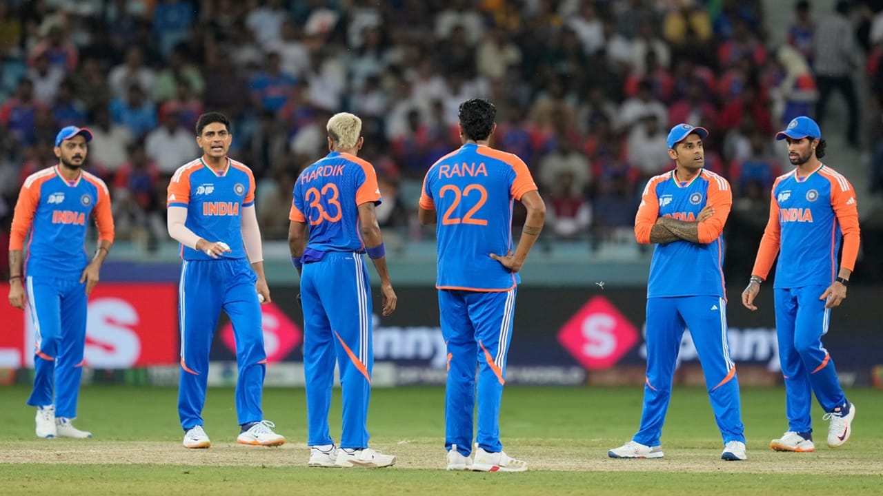 ആരാധകര്‍ കാത്തിരിക്കുന്ന ഏഷ്യാ കപ്പിലെ ഇന്ത്യ-പാകിസ്ഥാന്‍ ഫൈനല്‍ മത്സരം തുടങ്ങാന്‍ ഇനി അല്‍പസമയം മാത്രം ബാക്കി. എല്ലാ മത്സരങ്ങളും ജയിച്ച് ഫൈനലിലെത്തിയ ഇന്ത്യ ആത്മവിശ്വാസത്തിലാണ്. മറുവശത്ത്, ബാറ്റിങ് നിരയുടെ മോശം പ്രകടം പാകിസ്ഥാന് തലവേദനയാണ് (Image Credits: PTI)