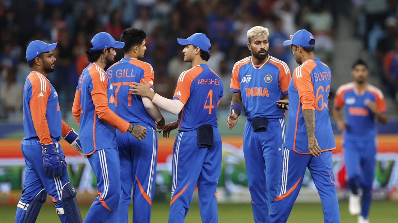 മോശം ഫോമിലുള്ള ക്യാപ്റ്റന്‍ സൂര്യകുമാര്‍ യാദവ് വണ്‍ ഡൗണായി കളിക്കും. നാലാം നമ്പറില്‍ തിലക് വര്‍മയും, അഞ്ചാം നമ്പറില്‍ സഞ്ജു സാംസണും സ്ഥാനം ഉറപ്പാണ്. ഹാര്‍ദ്ദിക് പാണ്ഡ്യ, ശിവം ദുബെ, അക്‌സര്‍ പട്ടേല്‍ എന്നിവര്‍ ഓപ്പണര്‍മാര്‍ (Image Credits: PTI)