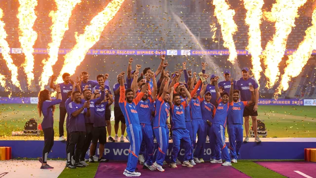 Asia Cup 2025: പിസിബി ചെയർമാനിൽ നിന്ന് കപ്പ് വേണ്ട; കിരീടമില്ലാതെ കിരീടനേട്ടം ആഘോഷിച്ച് ഇന്ത്യൻ ടീം
