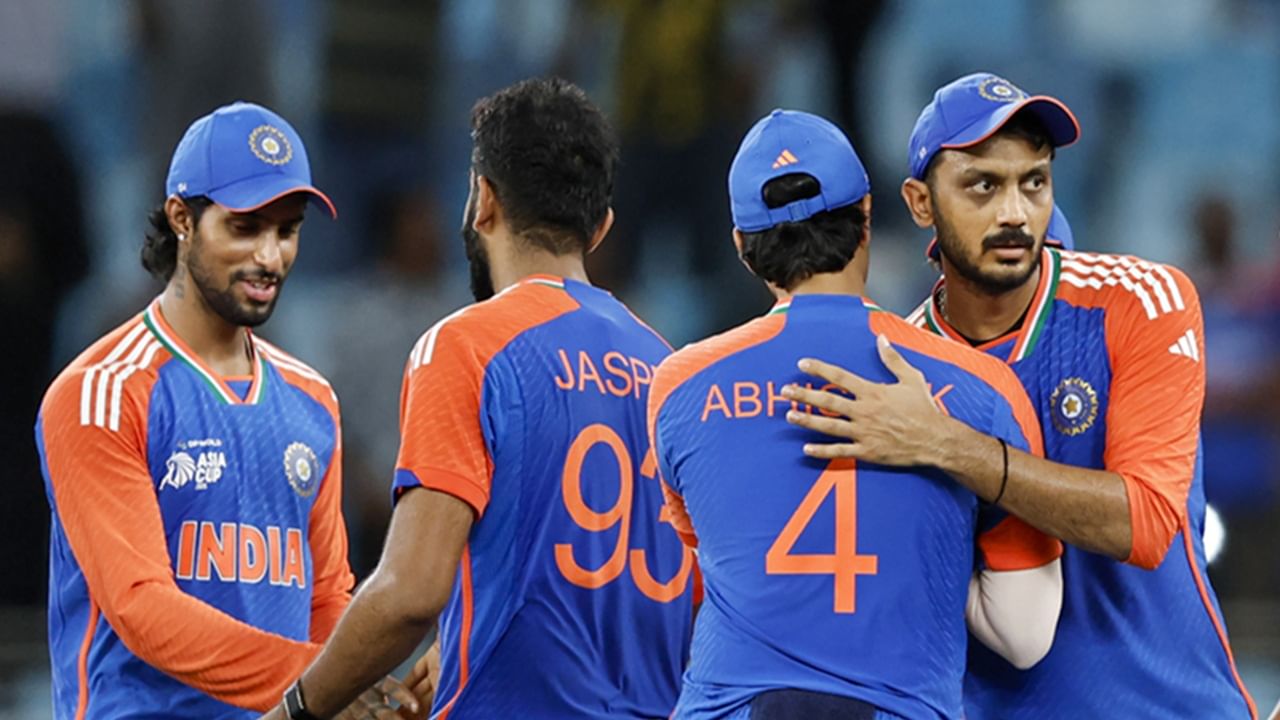 ഏഷ്യാ കപ്പ് സൂപ്പര് ഫോറിലെ അവസാന മത്സരത്തില് ടോസ് നേടിയ ശ്രീലങ്ക ഇന്ത്യയെ ബാറ്റിങിന് അയച്ചു. ഇരു ടീമുകളിലും മാറ്റങ്ങളുണ്ട്. ഇന്ത്യ രണ്ട് മാറ്റങ്ങളും, ശ്രീലങ്ക ഒരു മാറ്റവും വരുത്തി. ഫൈനലില് പ്രവേശിച്ച ഇന്ത്യയ്ക്കും, ടൂര്ണമെന്റില് നിന്ന് പുറത്തായ ശ്രീലങ്കയ്ക്കും ഇന്നത്തെ മത്സരഫലം അപ്രസക്തമാണ് (Image Credits: PTI)