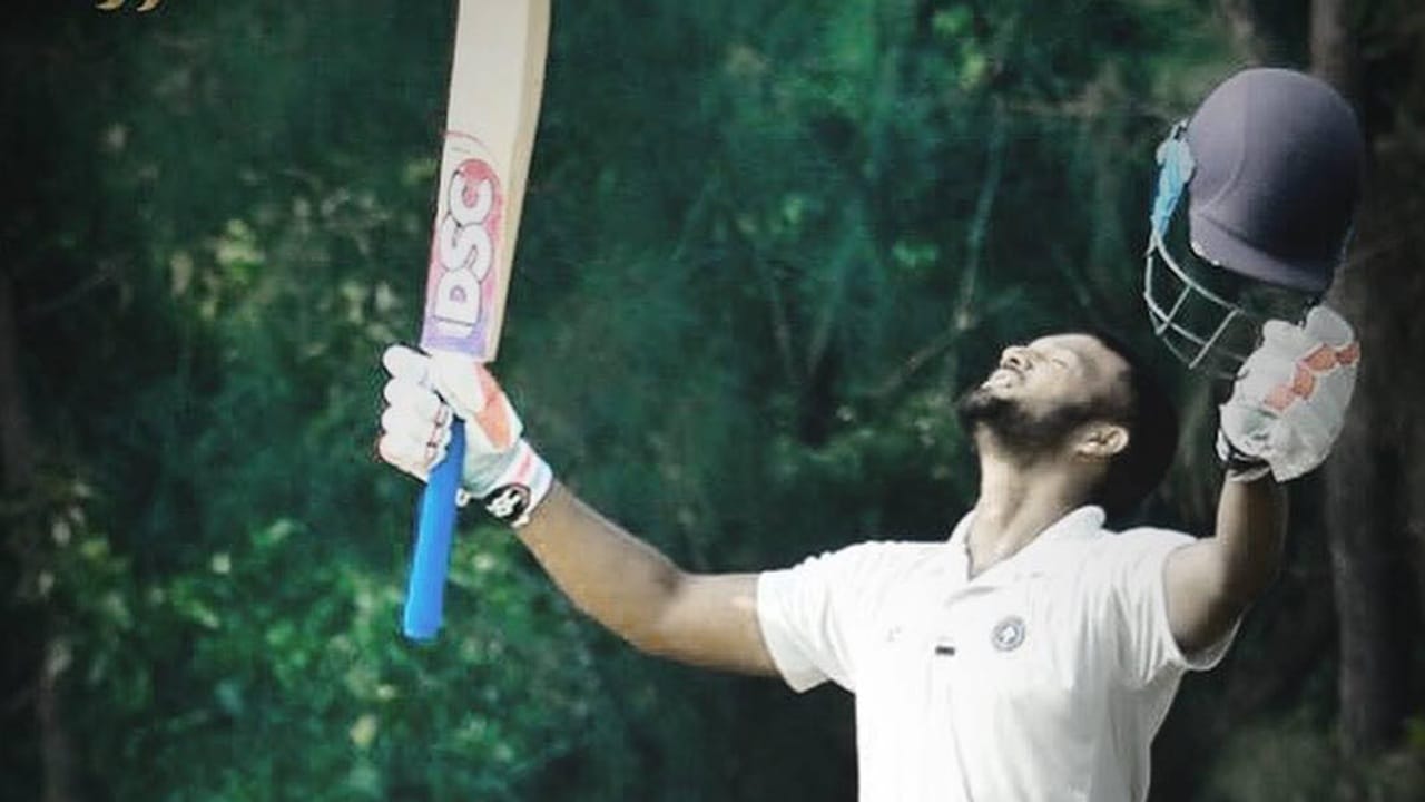 തന്റെ ഹൃദയം എന്നും കേരളത്തിനായി മിടിക്കും. മുന്നോട്ടുള്ള യാത്രയില്‍ ഈ ഓര്‍മകള്‍ കൊണ്ടുപോവുകയാണെന്നും അദ്ദേഹം പറഞ്ഞു. ജലജിന്റെ കുറിപ്പിന് താഴെയായി അദ്ദേഹത്തിന് ആശംസകള്‍ നേര്‍ന്ന് സച്ചിന്‍ ബേബി, വിഷ്ണു വിനോദ്, മുഹമ്മദ് അസ്ഹറുദ്ദീന്‍ തുടങ്ങിയ താരങ്ങള്‍ കമന്റ് ചെയ്തിട്ടുണ്ട്  (Image Credits: Jalaj Saxena/Facebook)