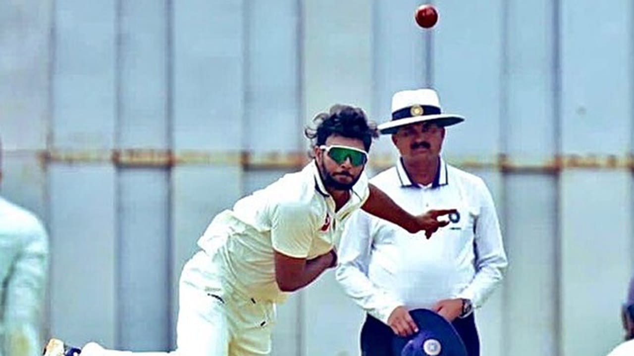  ഈ യാത്രയില്‍ രക്തവും, വിയര്‍പ്പും, കണ്ണീരുമൊഴുക്കിയിട്ടുണ്ട്. ജീവിതകാലം മുഴുവന്‍ നിലനില്‍ക്കുന്ന ഓര്‍മകള്‍ തനിക്ക് ലഭിച്ചു. കെസിഎ, സഹതാരങ്ങള്‍, പരിശീലകര്‍,സപ്പോര്‍ട്ട് സ്റ്റാഫ് തുടങ്ങിയവര്‍ക്ക് നന്ദി. ഇവരുടെ പിന്തുണയില്ലാതെ ഒന്നും സാധ്യമാകില്ലായിരുന്നുവെന്നും ജലജ് കുറിച്ചു (Image Credits: Jalaj Saxena/Facebook)