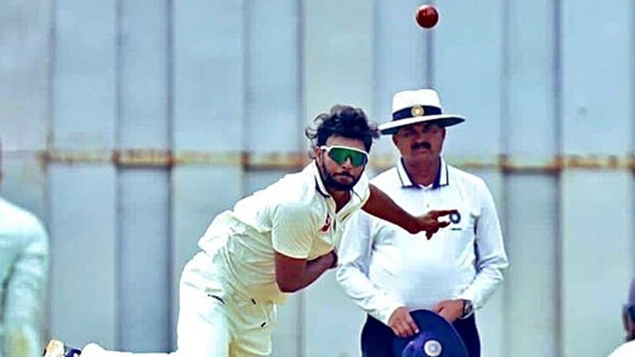 ഈ യാത്രയില്‍ രക്തവും, വിയര്‍പ്പും, കണ്ണീരുമൊഴുക്കിയിട്ടുണ്ട്. ജീവിതകാലം മുഴുവന്‍ നിലനില്‍ക്കുന്ന ഓര്‍മകള്‍ തനിക്ക് ലഭിച്ചു. കെസിഎ, സഹതാരങ്ങള്‍, പരിശീലകര്‍,സപ്പോര്‍ട്ട് സ്റ്റാഫ് തുടങ്ങിയവര്‍ക്ക് നന്ദി. ഇവരുടെ പിന്തുണയില്ലാതെ ഒന്നും സാധ്യമാകില്ലായിരുന്നുവെന്നും ജലജ് കുറിച്ചു (Image Credits: Jalaj Saxena/Facebook)