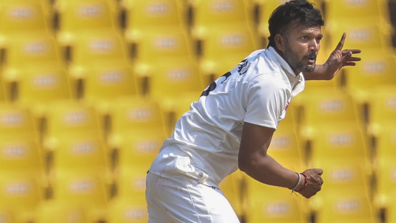 ഒമ്പത് വര്ഷം നീണ്ട ബന്ധം അവസാനിപ്പിച്ച് കേരള ക്രിക്കറ്റിനോട് ഔദ്യോഗികമായി 'ഗുഡ് ബൈ' പറഞ്ഞിരിക്കുകയാണ് ജലജ് സക്സേന. ഇന്സ്റ്റഗ്രാമില് പങ്കുവച്ച കുറിപ്പിലൂടെയാണ് കേരള ടീം വിടുകയാണെന്ന് ജലജ് വൈകാരികമായി പ്രതികരിച്ചത്. എല്ലാ ഉയര്ച്ചയിലും താഴ്ചയിലും തന്നോടൊപ്പം നില്ക്കുന്ന സഹോദരങ്ങളെയും, സുഹൃത്തുക്കളെയും, കുടുംബത്തെയും കേരളം നല്കിയെന്ന് അദ്ദേഹം കുറിച്ചു (Image Credits: PTI)