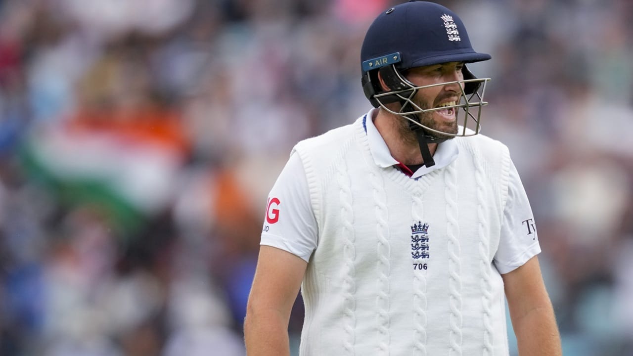 റെഡ് ബോൾ ക്രിക്കറ്റിൽ നിന്ന് അനിശ്ചിതകാല ഇടവേള എടുക്കുന്നതായി ഇംഗ്ലണ്ട് താരം ജാമി ഓവർട്ടൺ. ആഷസ് ടെസ്റ്റിനുള്ള തയ്യാറെടുപ്പുകളിലേക്ക് ഇംഗ്ലണ്ട് കടക്കാനിരിക്കെയാണ് ടെസ്റ്റില്‍ നിന്ന് വിട്ടുനില്‍ക്കുകയാണെന്ന് അപ്രതീക്ഷിതമായി ഓവര്‍ട്ടണ്‍ പ്രഖ്യാപിച്ചത് (Image Credits: PTI)