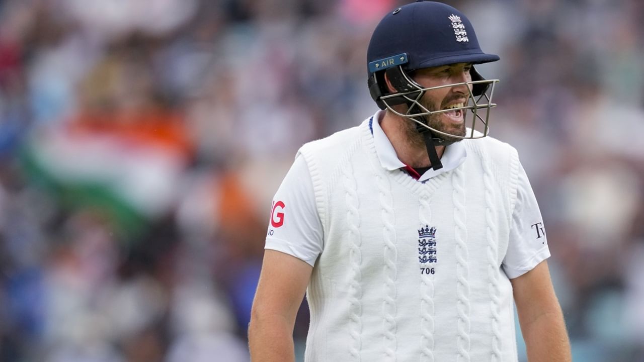 റെഡ് ബോൾ ക്രിക്കറ്റിൽ നിന്ന് അനിശ്ചിതകാല ഇടവേള എടുക്കുന്നതായി ഇംഗ്ലണ്ട് താരം ജാമി ഓവർട്ടൺ. ആഷസ് ടെസ്റ്റിനുള്ള തയ്യാറെടുപ്പുകളിലേക്ക് ഇംഗ്ലണ്ട് കടക്കാനിരിക്കെയാണ് ടെസ്റ്റില്‍ നിന്ന് വിട്ടുനില്‍ക്കുകയാണെന്ന് അപ്രതീക്ഷിതമായി ഓവര്‍ട്ടണ്‍ പ്രഖ്യാപിച്ചത് (Image Credits: PTI)