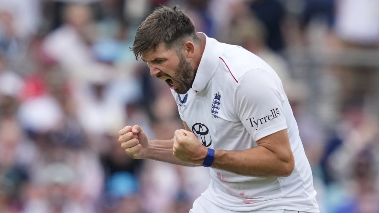 2022 ൽ ടെസ്റ്റ് അരങ്ങേറ്റം കുറിച്ച ഓവർട്ടൺ രണ്ട് ടെസ്റ്റുകളിൽ മാത്രമേ കളിച്ചിട്ടുള്ളൂ. ഓവലില്‍ ഇന്ത്യയ്‌ക്കെതിരെ നടന്ന ടെസ്റ്റ് മത്സരത്തിലാണ് അവസാനം കളിച്ചത്. രണ്ട് ടെസ്റ്റുകളില്‍ നിന്നായി 106 റണ്‍സും, നാല് വിക്കറ്റുകളും നേടിയിട്ടുണ്ട് (Image Credits: PTI)