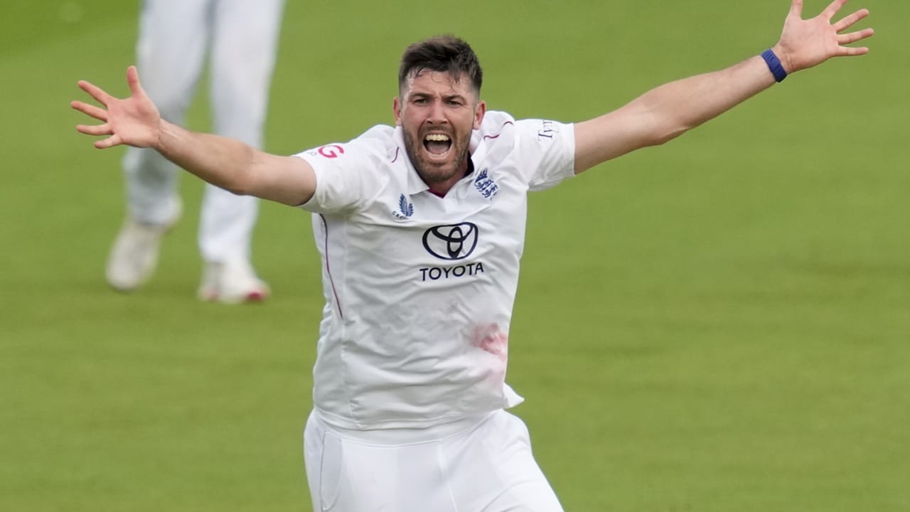 റെഡ് ബോൾ ക്രിക്കറ്റിൽ നിന്ന് അനിശ്ചിതകാലത്തേക്ക് ഇടവേള എടുക്കാൻ നീണ്ട ആലോചനകള്‍ക്ക് ശേഷമാണ് തീരുമാനിച്ചതെന്ന് താരം വ്യക്തമാക്കി. ഇംഗ്ലണ്ടിനായി രണ്ട് ടെസ്റ്റ് മത്സരങ്ങൾ ഉൾപ്പെടെ 99 ഫസ്റ്റ് ക്ലാസ് മത്സരങ്ങൾ കളിക്കാൻ കഴിഞ്ഞതിൽ ഭാഗ്യവാനാണെന്നും അദ്ദേഹം വ്യക്തമാക്കി (Image Credits: PTI)