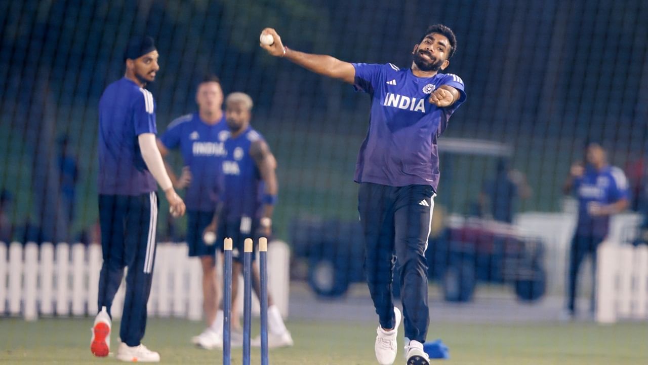 പേസര് ജസ്പ്രീത് ബുംറയ്ക്ക് ഇന്ന് വിശ്രമം അനുവദിച്ചേക്കും. ബുംറയ്ക്ക് വിശ്രമം അനുവദിച്ചാല് അര്ഷ്ദീപ് സിങ് പകരം പ്ലേയിങ് ഇലവനിലെത്താനാണ് സാധ്യത. ടൂര്ണമെന്റില് ഇതുവരെ അര്ഷ്ദീപിന് അവസരം ലഭിച്ചിട്ടില്ല. സ്പിന്നര്മാരായ വരുണ് ചക്രവര്ത്തി, കുല്ദീപ് യാദവ് എന്നിവരില് ഒരാള്ക്ക് വിശ്രമം അനുവദിച്ച്, പേസര് ഹര്ഷിത് റാണയ്ക്ക് ഇന്ന് അവസരം നല്കാനും സാധ്യതയുണ്ട്. ദുബായിയെ അപേക്ഷിച്ച് അബുദാബിയിലെ സാഹചര്യങ്ങള് സ്പിന്നിന് അത്ര അനുകൂലമല്ല. അതുകൊണ്ട് തന്നെ ഒരു അധിക പേസറെ കളിപ്പിക്കാന് സാധ്യതയേറെയാണ് (Image Credits: facebook.com/IndianCricketTeam)