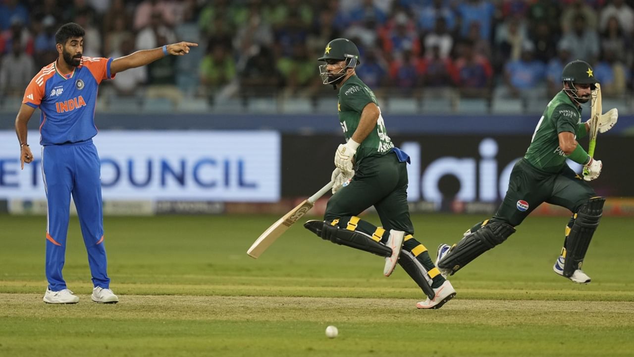 ഓപ്പണര്‍ ഫഖര്‍ സമാന്‍ തുടക്കം മുതല്‍ ബുംറയുടെ പന്ത് തിരഞ്ഞുപിടിച്ച് അടിച്ചുപറത്തുകയായിരുന്നു. പവര്‍പ്ലേയില്‍ ബുംറയ്ക്ക് റണ്ണൊഴുക്ക് പിടിച്ചുനിര്‍ത്താനായില്ല. യോര്‍ക്കറുകള്‍ എറിയുന്നതില്‍ പ്രസിദ്ധനായ ബുംറയ്ക്ക് ഇത്തവണ അതും പിഴച്ചു (Image Credits: PTI)