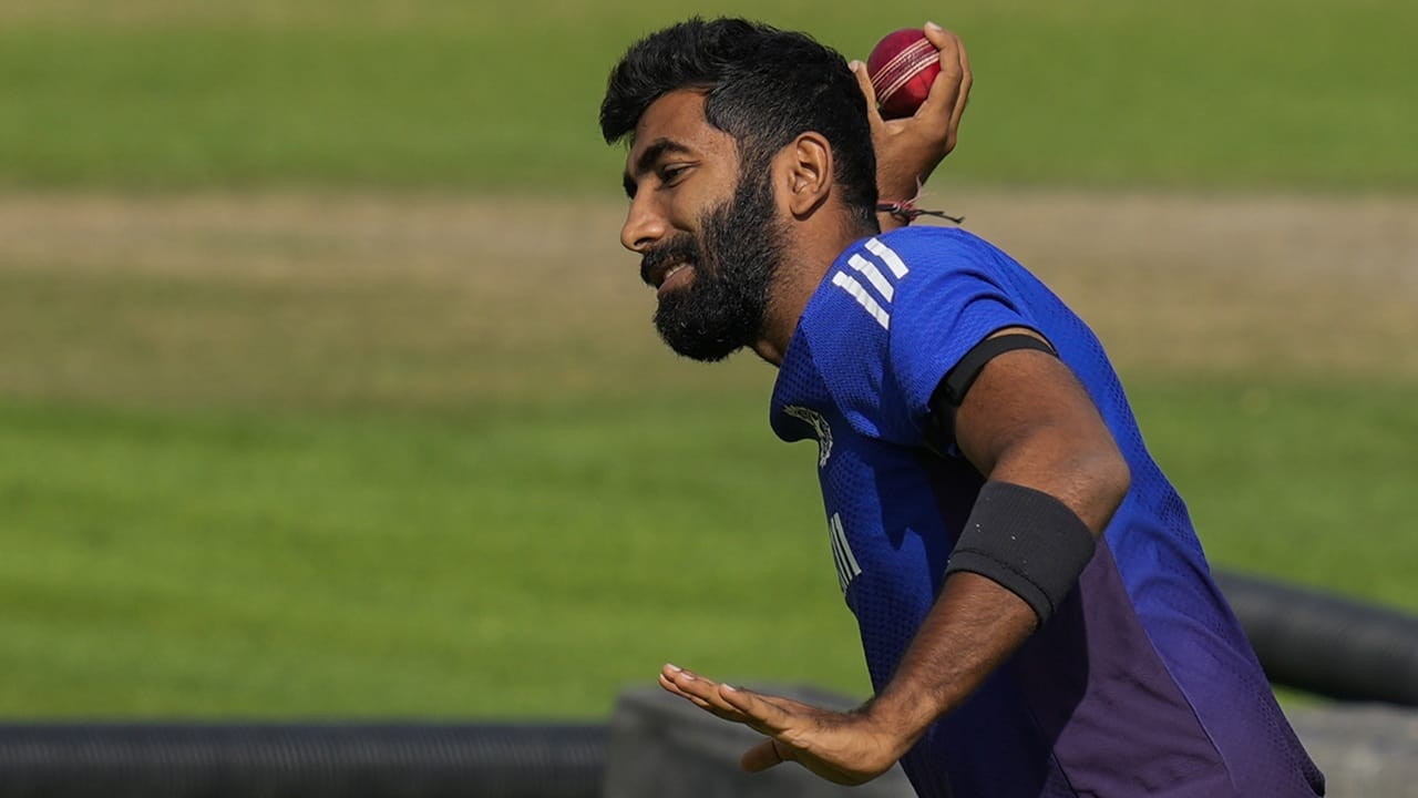 എന്നാല്‍ ഗ്രൂപ്പ് ഘട്ടത്തില്‍ പാകിസ്ഥാനെതിരെ നടന്ന മത്സരത്തില്‍ താരം തരക്കേടില്ലാത്ത പ്രകടനം പുറത്തെടുത്തിരുന്നു. നാലോവറില്‍ 28 റണ്‍സ് വഴങ്ങിയ ബുംറ രണ്ട് വിക്കറ്റാണ് ആ മത്സരത്തില്‍ സ്വന്തമാക്കിയത് (Image Credits: PTI) 