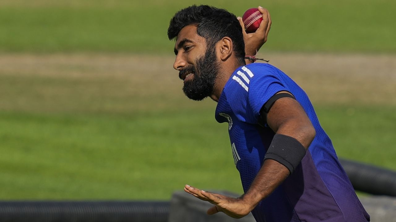 എന്നാല്‍ ഗ്രൂപ്പ് ഘട്ടത്തില്‍ പാകിസ്ഥാനെതിരെ നടന്ന മത്സരത്തില്‍ താരം തരക്കേടില്ലാത്ത പ്രകടനം പുറത്തെടുത്തിരുന്നു. നാലോവറില്‍ 28 റണ്‍സ് വഴങ്ങിയ ബുംറ രണ്ട് വിക്കറ്റാണ് ആ മത്സരത്തില്‍ സ്വന്തമാക്കിയത് (Image Credits: PTI)