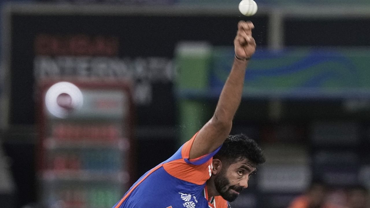 യുഎഇയ്‌ക്കെതിരെ മൂന്നോവറില്‍ 19 റണ്‍സ് വിട്ടുകൊടുത്ത് ഒരു വിക്കറ്റ് നേടി. ഒമാനെതിരെ കളിച്ചില്ല. വരും മത്സരങ്ങളില്‍ താരം ഫോമിലേക്ക് എത്തുമെന്ന പ്രതീക്ഷയിലാണ് ആരാധകര്‍ (Image Credits: PTI)