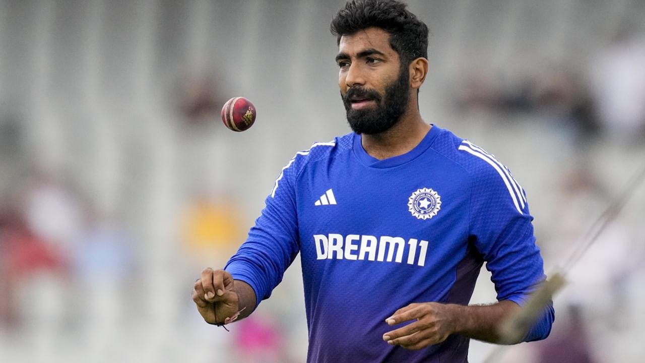 അര്‍ഷ്ദീപ് കളിച്ചില്ലെങ്കില്‍ ജസ്പ്രീത് ബുംറ മാത്രമാകും ടീമിലെ ഏക പേസര്‍ (ഓള്‍ റൗണ്ടര്‍മാരായ ദുബെയെയും, ഹാര്‍ദ്ദിക്കിനെയും കൂടാതെ). യുഎഇയ്‌ക്കെതിരെയും ബുംറ മാത്രമാണ് പേസറായി കളിച്ചത്  (Image Credits: PTI)