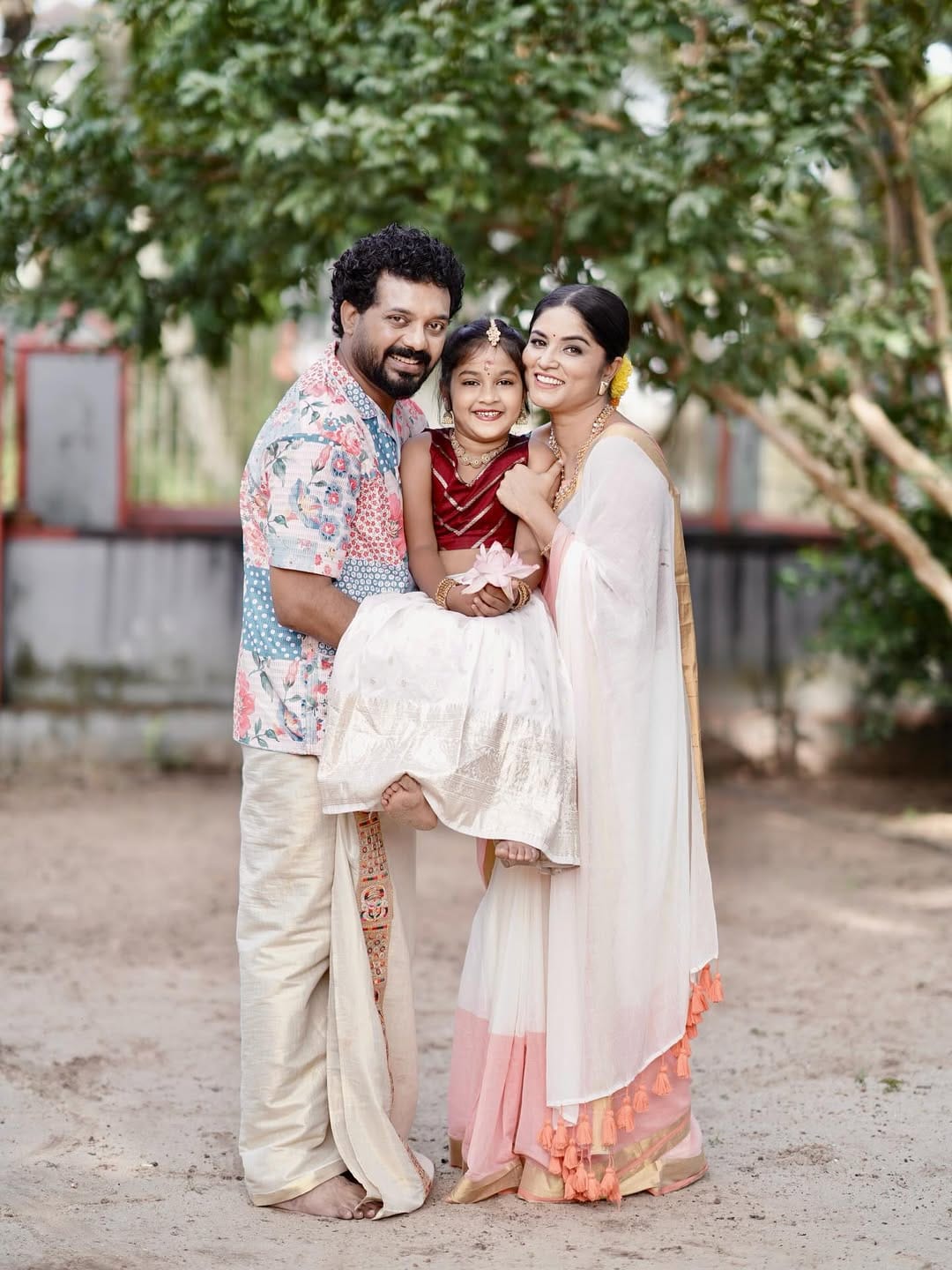 എവിക്ടായാൽ വീട്ടിലേക്ക് തന്നെ വരും വിഷമിക്കേണ്ട. അല്ലാതെ നാട്ടിലെ ചിലരെപ്പോലെ പുള്ളി വേറൊരിടത്തോട്ടും പോവില്ല. ഇവിടുന്ന് അവിടേക്ക് വിട്ടത് അവിടെ സ്ഥിരതാമസമാക്കാനല്ല. ഇറങ്ങിയാൽ ഇങ്ങോട്ട് വരാൻ വേണ്ടി തന്നെയാണ് എന്നാണ് അമേയ മറുപടി നൽകി കുറിച്ചത്.