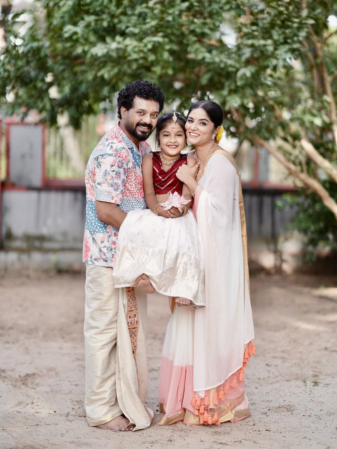 എവിക്ടായാൽ വീട്ടിലേക്ക് തന്നെ വരും വിഷമിക്കേണ്ട. അല്ലാതെ നാട്ടിലെ ചിലരെപ്പോലെ പുള്ളി വേറൊരിടത്തോട്ടും പോവില്ല. ഇവിടുന്ന് അവിടേക്ക് വിട്ടത് അവിടെ സ്ഥിരതാമസമാക്കാനല്ല. ഇറങ്ങിയാൽ ഇങ്ങോട്ട് വരാൻ വേണ്ടി തന്നെയാണ് എന്നാണ് അമേയ മറുപടി നൽകി കുറിച്ചത്.