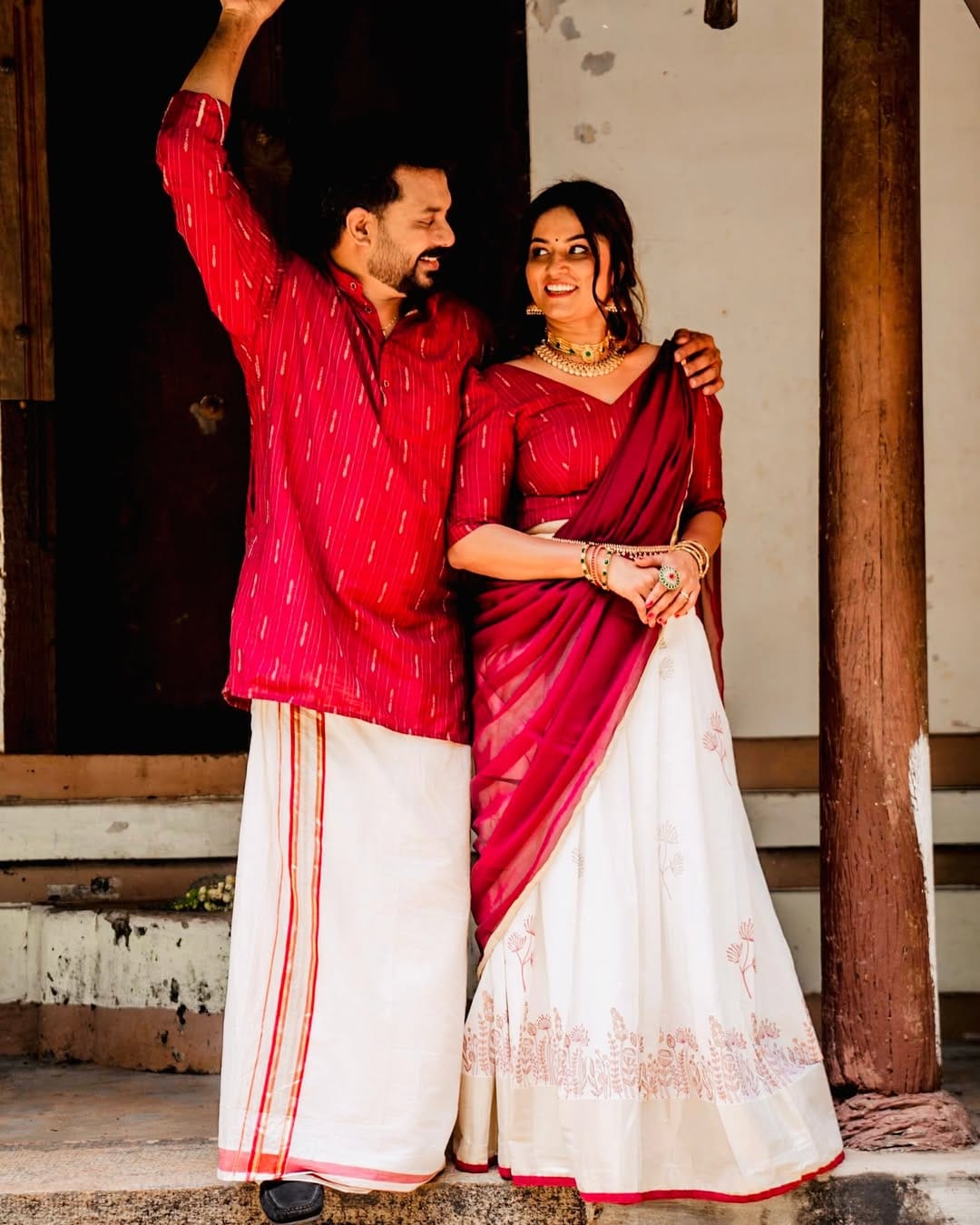 നടൻ എവിക്ടായി എന്നുള്ള പ്രചാരണം വന്നതോടെ ജിഷിനെ ഇഷ്ടമുള്ള ബിബി ആരാധകർ നടന്റെ പങ്കാളിയും നടിയുമായ അമേയ നായരുടെ ഇൻസ്റ്റ​ഗ്രാമിലേക്ക് ഓടിയെത്തുന്ന കാഴ്ചയാണ് കണ്ടത്. ഞങ്ങളുടെ ചെറിയ ലോകമെന്ന് പറഞ്ഞ് മകൾക്കും ജിഷിനും ഒപ്പമുള്ള ഒരു ഫാമിലി ഫോട്ടോ അമേയ പങ്കുവെച്ചിരുന്നു.