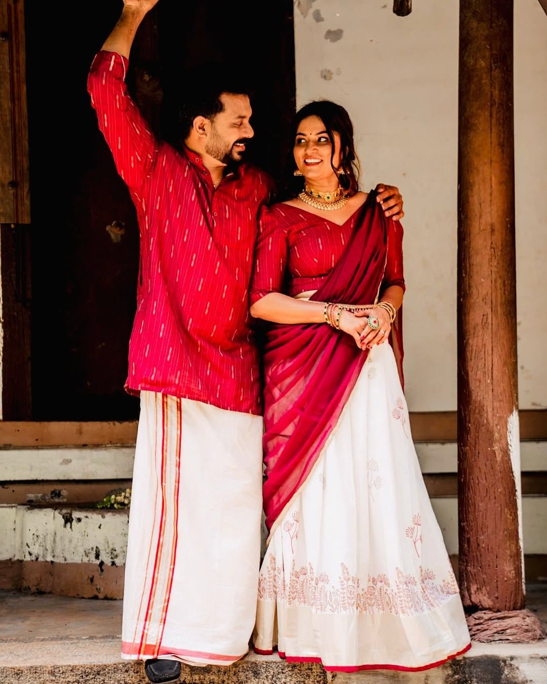 നടൻ എവിക്ടായി എന്നുള്ള പ്രചാരണം വന്നതോടെ ജിഷിനെ ഇഷ്ടമുള്ള ബിബി ആരാധകർ നടന്റെ പങ്കാളിയും നടിയുമായ അമേയ നായരുടെ ഇൻസ്റ്റ​ഗ്രാമിലേക്ക് ഓടിയെത്തുന്ന കാഴ്ചയാണ് കണ്ടത്. ഞങ്ങളുടെ ചെറിയ ലോകമെന്ന് പറഞ്ഞ് മകൾക്കും ജിഷിനും ഒപ്പമുള്ള ഒരു ഫാമിലി ഫോട്ടോ അമേയ പങ്കുവെച്ചിരുന്നു.