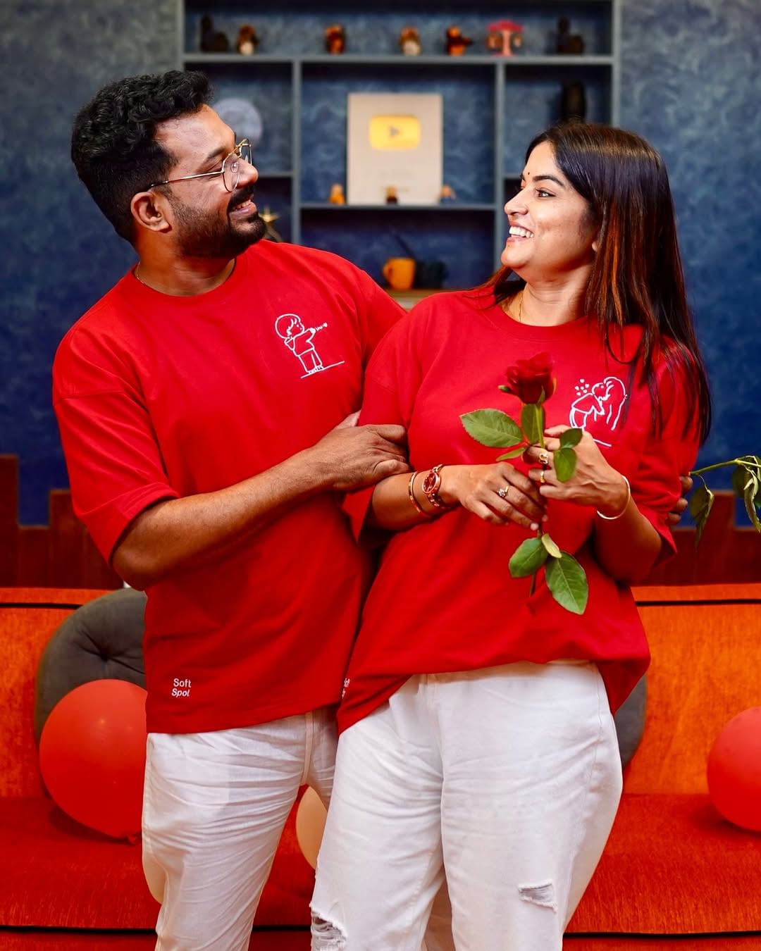 അതിന് താഴെയാണ്  ജിഷിൻ എവിക്ടായോ എന്ന് ചോദിച്ച് ആരാധകർ എത്തിയത്.  ചേച്ചി ഭർത്താവ് എവിക്ടായിയെന്ന് കേട്ടല്ലോ... വീട്ടിൽ എത്തിയോ എന്നാണ് ഒരാൾ കമന്റിലൂടെ ചോദിച്ചത്.എന്നാൽ പ്രേക്ഷകരുടെ ഈ കമന്റ് ഒരു പരിഹാസമായാണ് അമേയയ്ക്ക് തോന്നിയത്. അതുകൊണ്ട് തന്നെ കുറിക്കുകൊള്ളുന്ന മറുപടിയാണ് അമേയ നൽകിയത്.