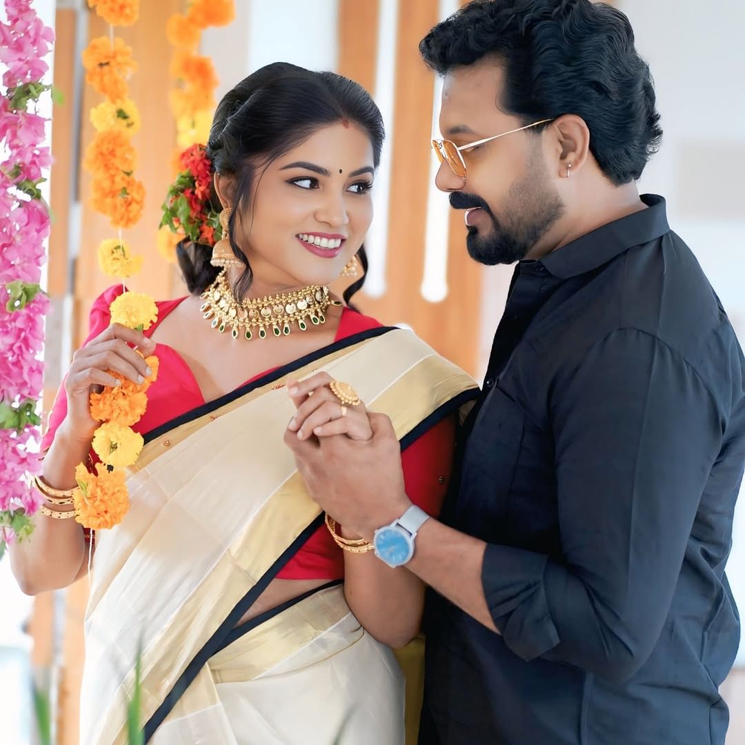 ബി​ഗ് ബോസിലേക്ക് വിളിക്കുമെന്ന് കരുതി . പക്ഷേ വിളിച്ചില്ല. ഇതിനായി മറ്റ് എല്ലാ വർക്കും നിർത്തി വച്ചു. പക്ഷേ വിളിച്ചില്ലെന്നും ഒരു മാസം കഴിഞ്ഞാണ് വിളിച്ചതെന്നും അമേയ പറയുന്നു. തങ്ങൾക്ക് രണ്ട് പേർക്കും ജോലി ഉണ്ടായിരുന്നില്ല.