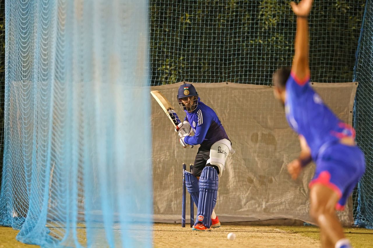 അടുത്തൊരു സാധ്യതയുള്ളത് ഫിനിഷർ റോളിലാണ്. ജിതേഷ് ശർമ്മയുടെ സ്ഥാനത്ത് സഞ്ജു ഫിനിഷറായി കളിക്കാനാണ് സാധ്യത. എന്നാൽ, ജിതേഷ് ഈ റോളിൽ നേരത്തെ കളിക്കുന്നതിനാലും സഞ്ജുവിന് ഫിനിഷർ റോളിൽ തിളങ്ങുക എളുപ്പമല്ലെന്നതിനാലും ഈ സാധ്യതയും നടന്നേക്കില്ല.