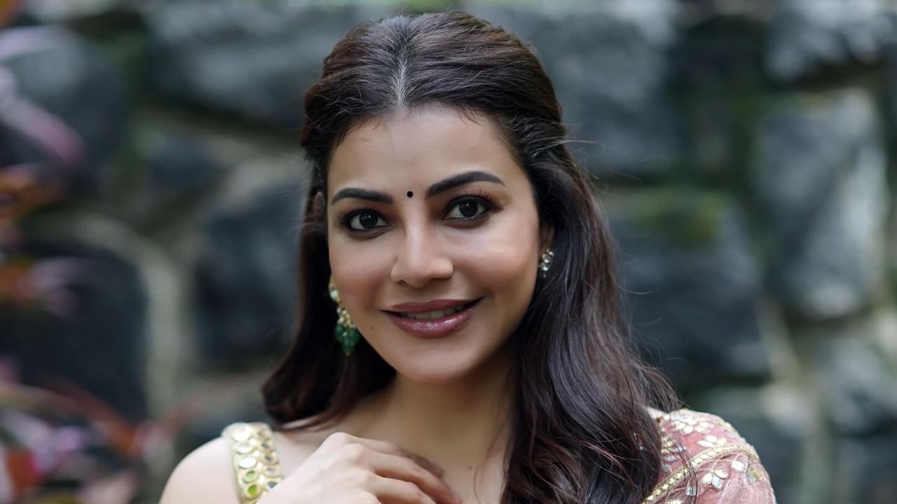 ഇതിന് പിന്നാലെയാണ്, സലൂണിലെത്തിയ നടിയുടെ ദൃശ്യങ്ങൾ പാപ്പരാസികൾ പുറത്തുവിട്ടത്. ഇതോടെ, കാജലിനെ കണ്ട സന്തോഷത്തിലാണ് ആരാധകർ. നിരവധി കമന്റുകളാണ് വീഡിയോയ്ക്ക് താഴെ വരുന്നത്. (Image Credits: Kajal Aggarwal/Facebook)