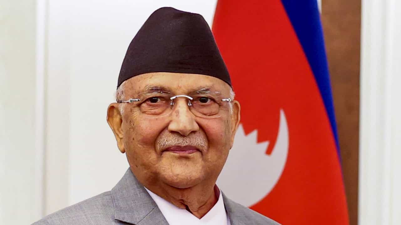 Nepal: രാഷ്ട്രീയപോരാട്ടം തുടരുമെന്ന് കെപി ഒലി; യാത്രാവിലക്ക് ഏര്‍പ്പെടുത്തി തിരിച്ചടിച്ച് സര്‍ക്കാര്‍; നേപ്പാളില്‍ പുതിയ സംഭവവികാസങ്ങള്‍