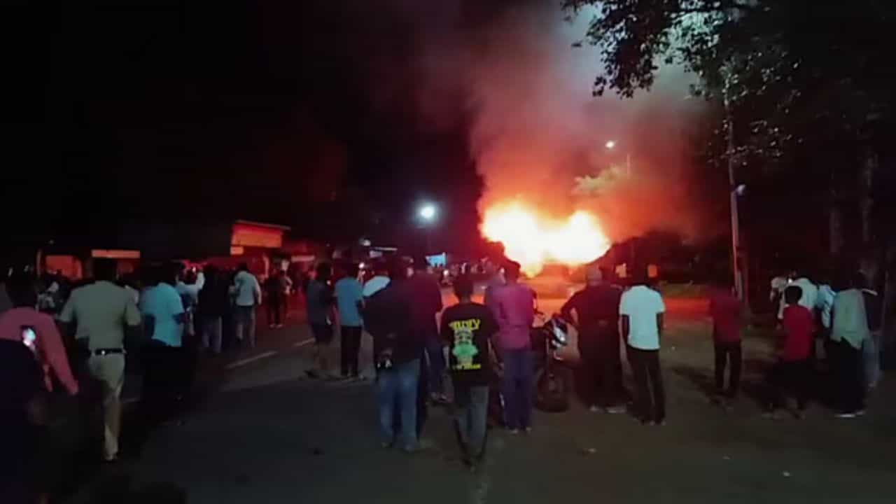 Karnataka Beef Truck Fire: പോത്തിറച്ചിയുമായി പോയ ലോറി കത്തിച്ചു, ഡ്രൈവർക്ക് മർദ്ദനം; പ്രദേശത്ത് സുരക്ഷ കടുപ്പിച്ചു