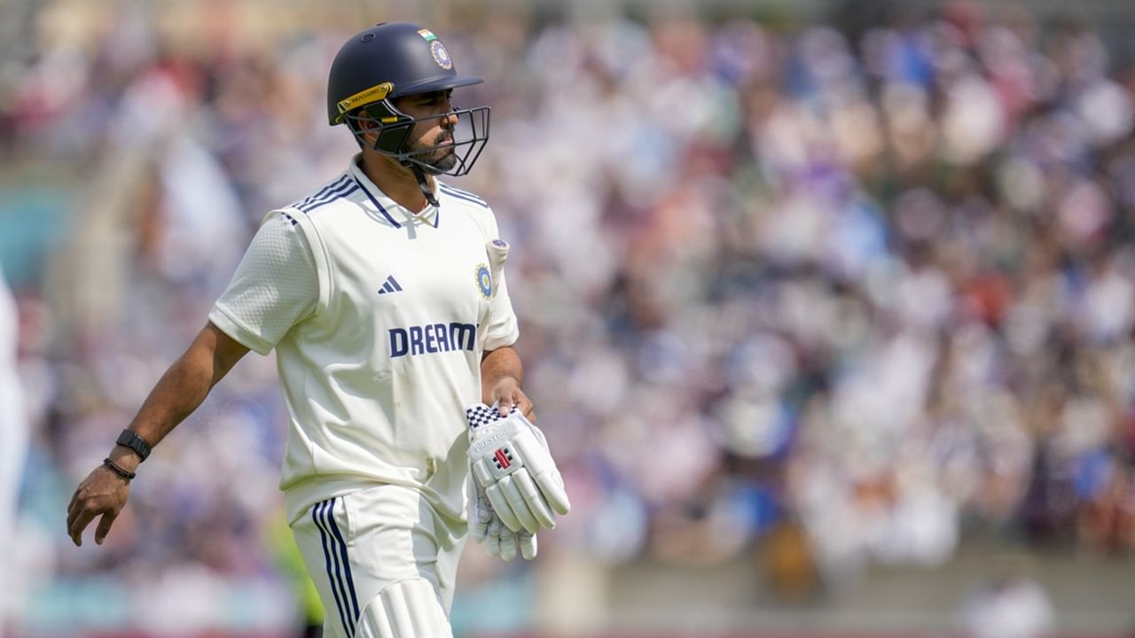 കരുണ്‍ നായരെ ഒഴിവാക്കി. ഇംഗ്ലണ്ട് പര്യടനത്തില്‍ മികച്ച പ്രകടനം പുറത്തെടുക്കാന്‍ കരുണിന് സാധിച്ചിരുന്നില്ല. കരുണിന് പകരം ദേവ്ദത്ത് പടിക്കല്‍ ടീമിലെത്തി (Image Credits: PTI)