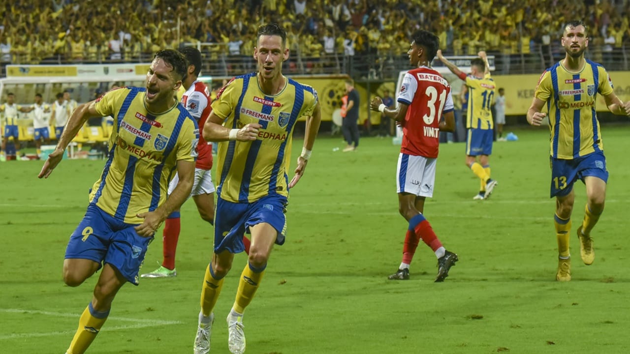 പഴയ എഫ്‌സി കൊച്ചിന്‍ ക്ലബിന്റെ ഉടമകള്‍ കേരള ബ്ലാസ്റ്റേഴ്‌സ് സ്വന്തമാക്കാന്‍ ശ്രമിച്ചേക്കുമെന്നാണ് റിപ്പോര്‍ട്ട്. ഐഎസ്എല്ലിന്റെ പ്രഥമ സീസണ്‍ മുതല്‍ കളിക്കുന്നുണ്ടെങ്കിലും ഇതുവരെ ബ്ലാസ്റ്റേഴ്‌സിന് കിരീടം സ്വന്തമാക്കാനായിട്ടില്ല. 2014, 2016, 2021-22 സീസണുകളില്‍ റണ്ണേഴ്‌സ് അപ്പുകളായതാണ് വലിയ നേട്ടം. ലീഗില്‍ ഏറ്റവും കൂടുതല്‍ ആരാധകരുള്ള ക്ലബാണ് ബ്ലാസ്റ്റേഴ്‌സ്  (Image Credits: PTI)