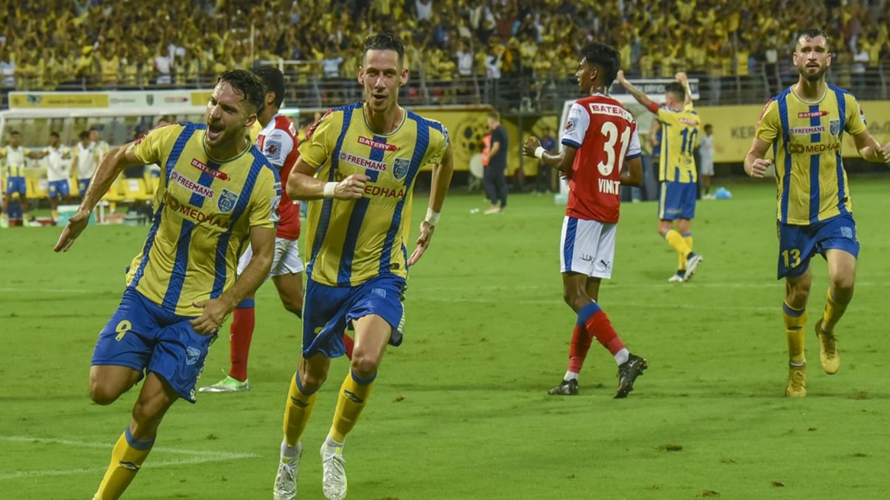 പഴയ എഫ്‌സി കൊച്ചിന്‍ ക്ലബിന്റെ ഉടമകള്‍ കേരള ബ്ലാസ്റ്റേഴ്‌സ് സ്വന്തമാക്കാന്‍ ശ്രമിച്ചേക്കുമെന്നാണ് റിപ്പോര്‍ട്ട്. ഐഎസ്എല്ലിന്റെ പ്രഥമ സീസണ്‍ മുതല്‍ കളിക്കുന്നുണ്ടെങ്കിലും ഇതുവരെ ബ്ലാസ്റ്റേഴ്‌സിന് കിരീടം സ്വന്തമാക്കാനായിട്ടില്ല. 2014, 2016, 2021-22 സീസണുകളില്‍ റണ്ണേഴ്‌സ് അപ്പുകളായതാണ് വലിയ നേട്ടം. ലീഗില്‍ ഏറ്റവും കൂടുതല്‍ ആരാധകരുള്ള ക്ലബാണ് ബ്ലാസ്റ്റേഴ്‌സ്  (Image Credits: PTI)