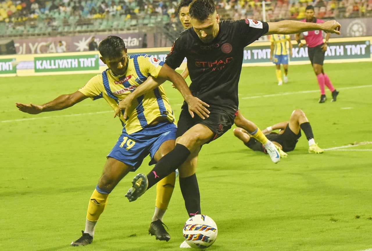 എന്നാല്‍ ആരാധകരുടെ പ്രതീക്ഷയ്‌ക്കൊത്ത് ഉയരാന്‍ ഇതുവരെ സാധിച്ചിട്ടില്ല. അതുകൊണ്ട് തന്നെ സമൂഹമാധ്യമങ്ങളിലൂടെയടക്കം മാനേജ്‌മെന്റിനെതിരെ പ്രതിഷേധമുയര്‍ന്നിരുന്നു. ഇതിനിടെയാണ്, ബ്ലാസ്റ്റേഴ്‌സ് വില്‍ക്കുന്നുവെന്ന സ്ഥിരീകരിക്കാത്ത റിപ്പോര്‍ട്ടുകള്‍ പുറത്തുവരുന്നത്  (Image Credits: PTI)