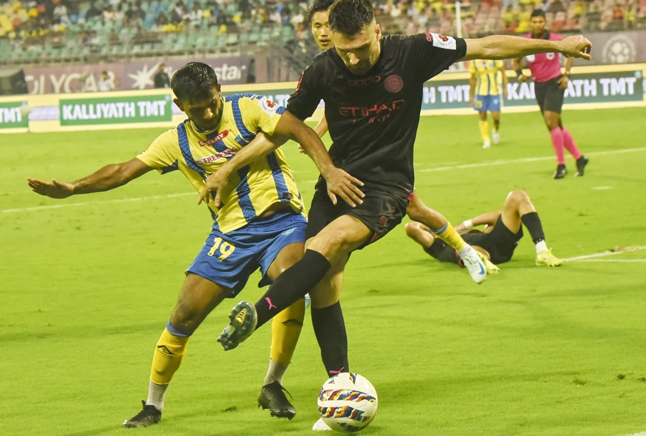 എന്നാല്‍ ആരാധകരുടെ പ്രതീക്ഷയ്‌ക്കൊത്ത് ഉയരാന്‍ ഇതുവരെ സാധിച്ചിട്ടില്ല. അതുകൊണ്ട് തന്നെ സമൂഹമാധ്യമങ്ങളിലൂടെയടക്കം മാനേജ്‌മെന്റിനെതിരെ പ്രതിഷേധമുയര്‍ന്നിരുന്നു. ഇതിനിടെയാണ്, ബ്ലാസ്റ്റേഴ്‌സ് വില്‍ക്കുന്നുവെന്ന സ്ഥിരീകരിക്കാത്ത റിപ്പോര്‍ട്ടുകള്‍ പുറത്തുവരുന്നത്  (Image Credits: PTI)