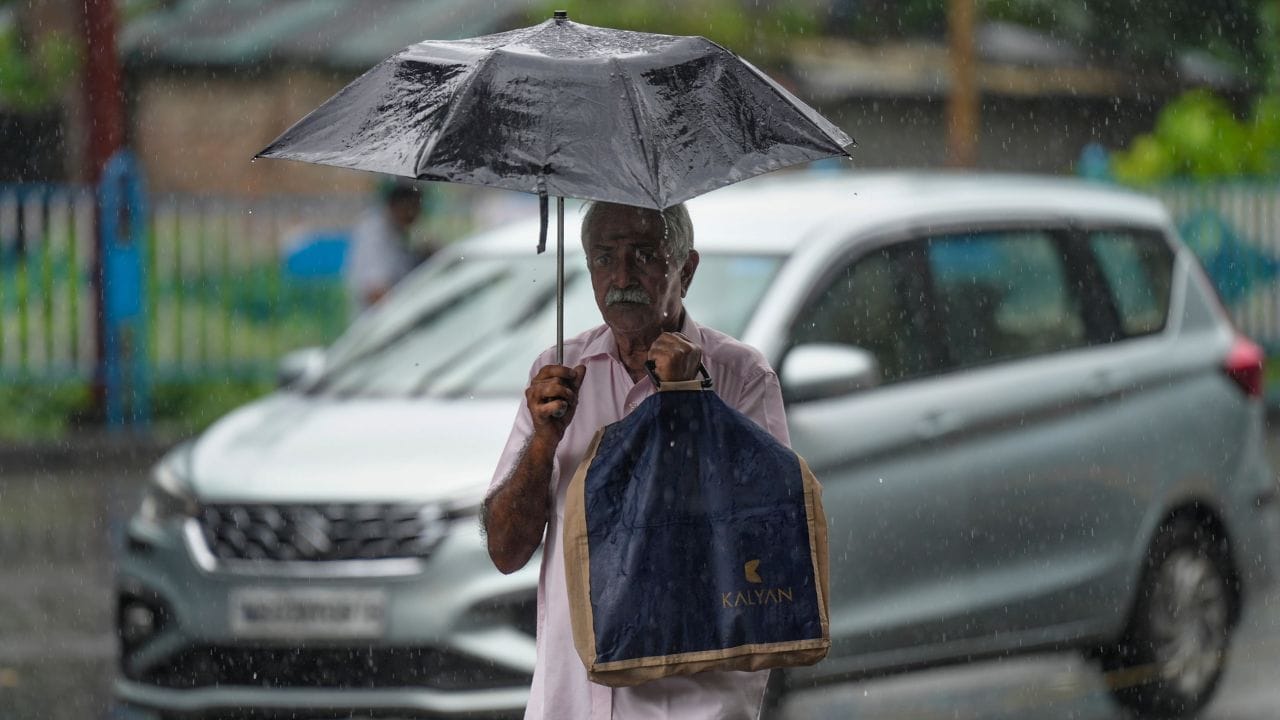 Kerala Rain Alert: ഉത്രാടപാച്ചിലിൽ കുടയെടുക്കാൻ മറക്കരുത്..! സംസ്ഥാനത്ത് ഇന്നും മഴ; ഈ ജില്ലകളിൽ മുന്നറിയിപ്പ്